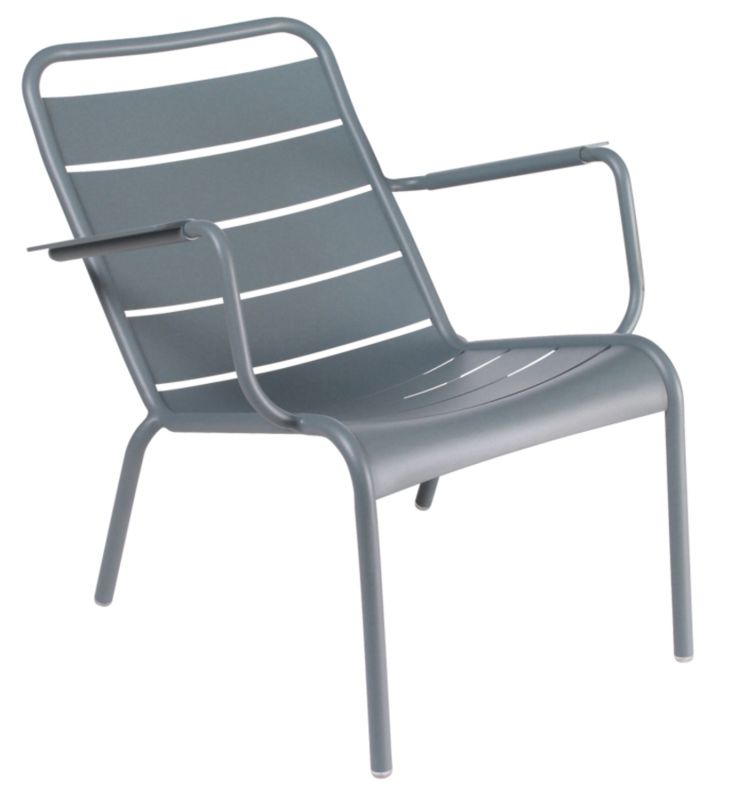 Grauer Luxembourg Sessel von Fermob für den Außenbereich, mit Armlehnen und Lattenstruktur.